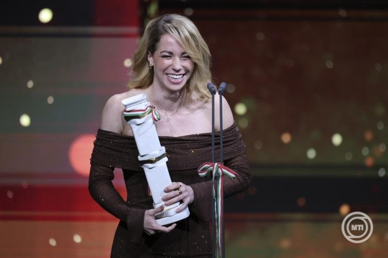 Gulyás Michelle olimpiai bajnok öttusázó, miután átvette az Év női sportolója díjat az M4 Sport-Az Év Sportolója Gálán a Magyar Állami Operaházban 2025. január 13-án. MTI/Hegedüs Róbert