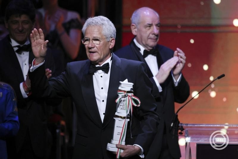 Az életműdíjjal kitüntetett Bölöni László erdélyi magyar BEK-győztes futballista, edző az M4 Sport-Az Év Sportolója Gálán a Magyar Állami Operaházban 2025. január 13-án. Mellette Sulyok Tamás köztársasági elnök (j). MTI/Hegedüs Róbert7