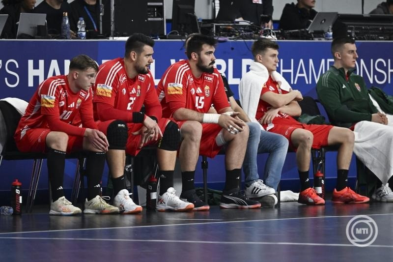 Krakovszki Zsolt (bal), Bánhidi Bence (bal2), Rosta Miklós (bal3) és Imre Bence (jobb2) a férfi kézilabda-világbajnokság D csoportjának első fordulójában játszott Magyarország - Észak-Macedónia mérkőzésen Varasdon, a Varazdin Arenában 2025. január 15-én. Az eredmény 27-27-es döntetlen lett. MTI/Illyés Tibor