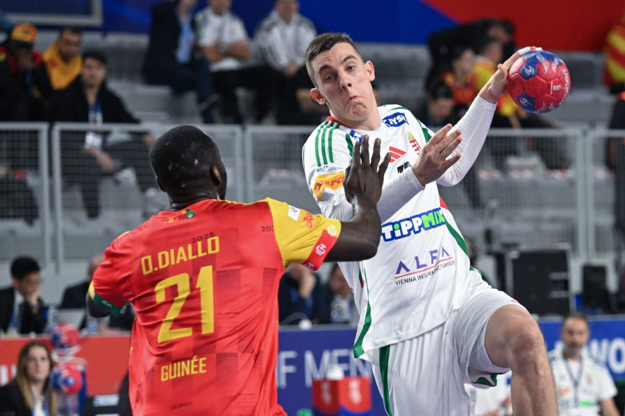 Ónodi-Jánoskúti Máté (j) és a guineai Sireoumar Diallo (b) a férfi kézilabda-világbajnokság D csoportjának második fordulójában játszott Guinea - Magyarország mérkõzésen Varasdon, a Varazdin Arenában 2025. január 17-én. MTI/Illyés Tibor