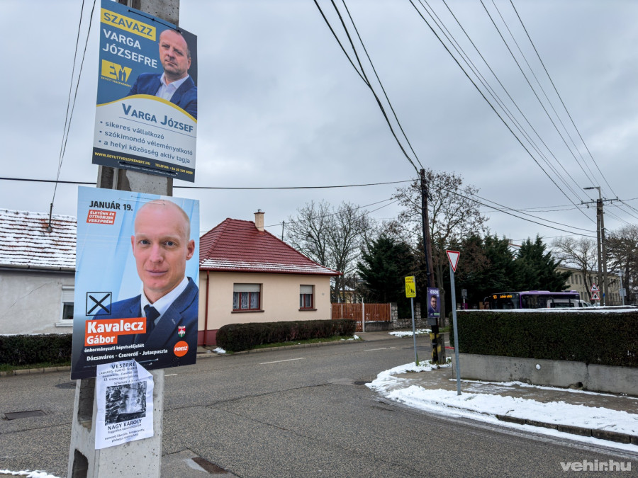 A választási plakátok között a utcákon megjelent egy Nagy Károlyt hirdető verzió is, ő viszont biztosan nem lesz ott a szavazólapon vasárnap