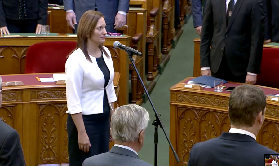Hegedűs Barbara leteszi az esküt az Országgyűlésben