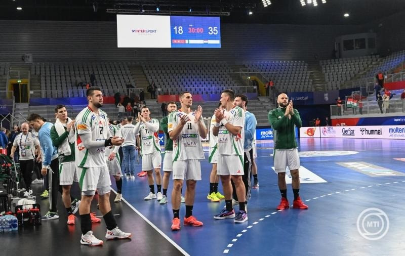 A győztes magyar csapat megköszöni a szurkolást a férfi kézilabda-világbajnokság D csoportjának második fordulójában játszott Guinea - Magyarország mérkőzés után Varasdon, a Varazdin Arenában 2025. január 17-én. A magyar válogatott 35-18-ra győzött. MTI/Illyés Tibor