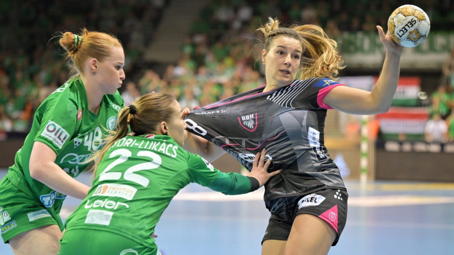 Dione Housheer (b) és Győri-Lukács Viktória (b2), a Győri ETO, valamint Clarisse Mairot (j), a Brest Bretagne játékosa a női kézilabda Bajnokok Ligája B csoportjának 10. fordulójában játszott Győri Audi ETO KC - Brest Bretagne mérkőzésen az Audi Aréna Győr sportcsarnokban 2025. január 18-án. MTI/Krizsán Csaba