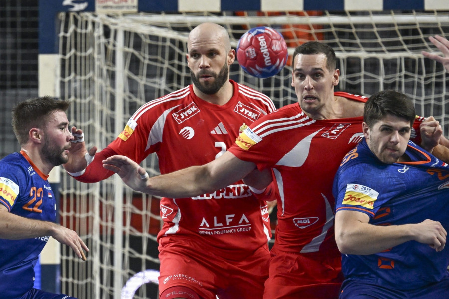 Sipos Adrián (bal2) és Ligetvári Patrik (jobb2), valamint a holland Luc Steins (bal) és Martijn Kleijkers a férfi kézilabda-világbajnokság D csoportjának harmadik fordulójában játszott Magyarország - Hollandia mérkőzésen Varasdon, a Varazdin Arenában 2025. január 19-én. MTI/Illyés Tibor