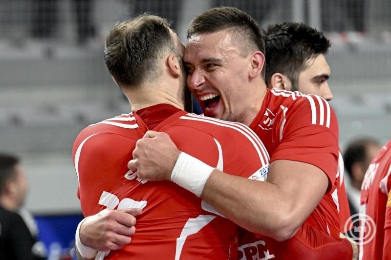 Szita Zoltán (b) és Bodó Richárd ünnepelnek a férfi kézilabda-világbajnokság D csoportjának harmadik fordulójában játszott Magyarország - Hollandia mérkőzés után Varasdon, a Varazdin Arenában 2025. január 19-én. Magyarország - Hollandia 36-32. MTI/Illyés Tibor