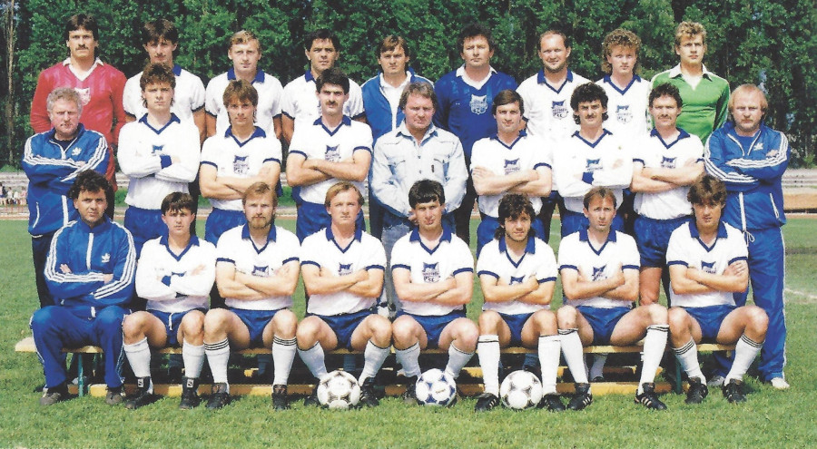 A Veszprémi SE 1988-ban NB I-be jutott csapata Álló sor: Andorka, Horváth, Marth, Baranyi, Glázer, Palla, Onhausz, Bimbó, Szeiler Középső sor: Csepely, Gazsó, Sánta, Csik, dr. Sipőcz, Belső, Bognár, Szécsi, Éger Ülnek: Zsenticskó, Vass, Tóth, Csomai, Friedmann, Rugovics, Kelemen, Gáspár