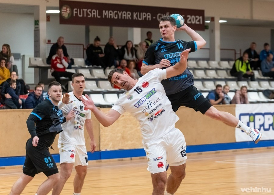 Szmetán Péter (labdával) búcsúzik (archív fénykép)