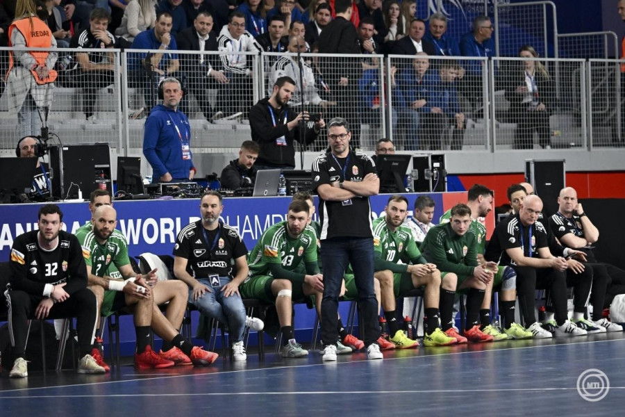 Chema Rodríguez, a magyar válogatott szövetségi kapitánya (közép) a férfi kézilabda-világbajnokság középdöntőjében, a II. csoport első fordulójában játszott Magyarország - Franciaország mérkőzésen Varasdon, a Varazdin Arenában 2025. január 21-én. MTI/Illyés Tibor