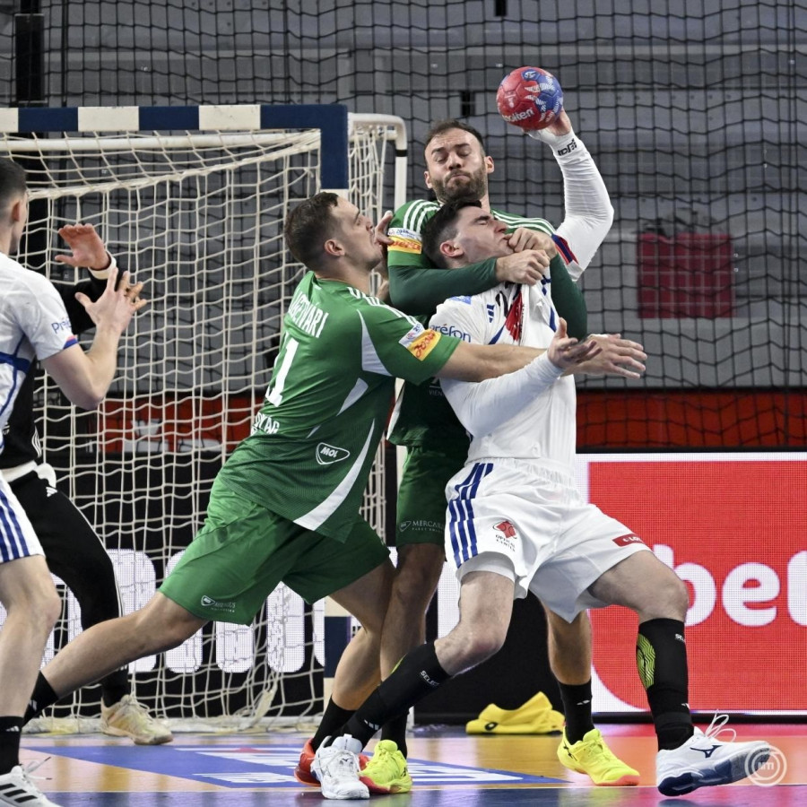 Ligetvári Patrik (b) és Szita Zoltán (hátul), valamint a francia Ludovic Fabregas (elöl) a férfi kézilabda-világbajnokság középdöntőjében, a II. csoport első fordulójában játszott Magyarország - Franciaország mérkőzésen Varasdon, a Varazdin Arenában 2025. január 21-én. A francia válogatott 37-30-ra győzött. MTI/Illyés Tibor