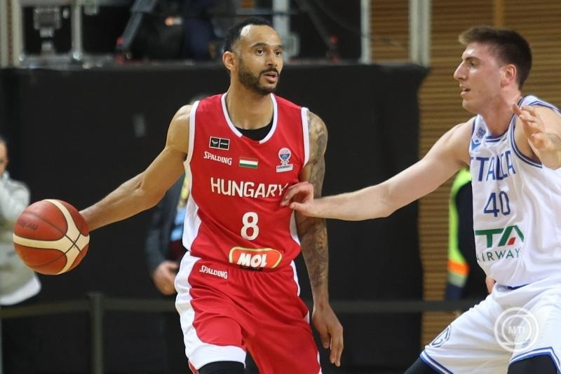 Hanga Ádám (bal) és az olasz Luca Severini a férfi kosárlabda Európa-bajnoki selejtező B csoportjának 2. fordulójában játszott Magyarország - Olaszország mérkőzésen a szombathelyi Aréna Savariában 2024. febuár 25-én. Olaszország 83-62-re győzött. MTI/Tóth Zsombor