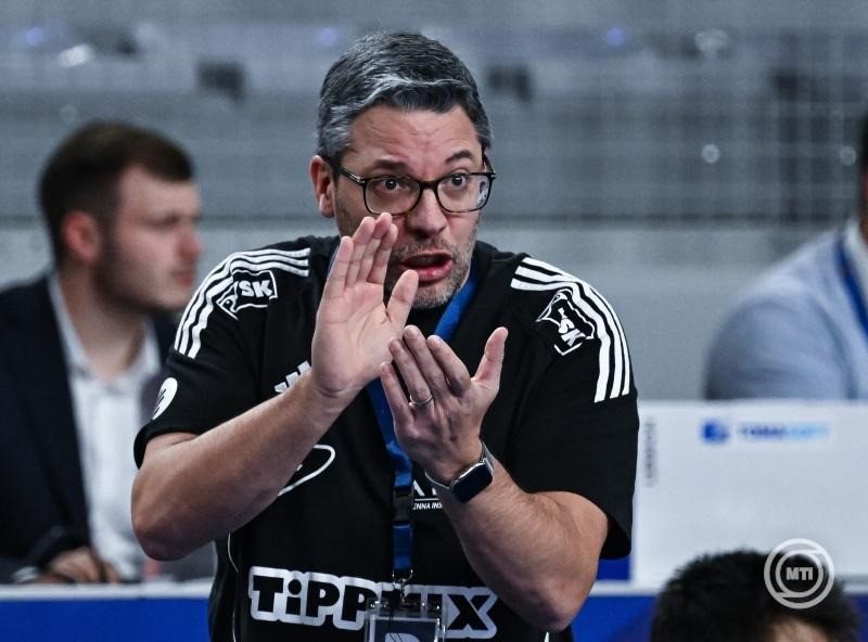 Chema Rodríguez, a magyar válogatott szövetségi kapitánya a férfi kézilabda-világbajnokság középdöntőjében, a II. csoport második fordulójában játszott Magyarország-Ausztria mérkőzésen Varasdon, a Varazdin Arenában 2025. január 23-án.  MTI/Illyés Tibor