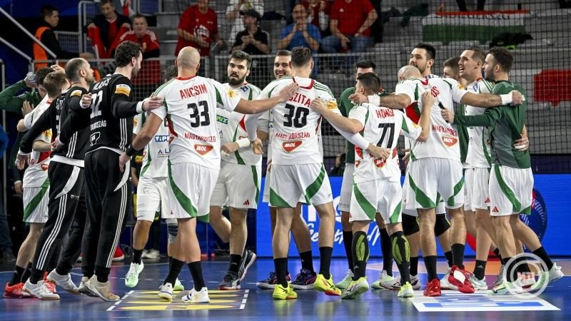 A győztes magyar válogatott tagjai ünnepelnek a férfi kézilabda-világbajnokság középdöntőjében, a II. csoport harmadik fordulójában játszott Katar - Magyarország mérkőzés után Varasdon, a Varazdin Arenában 2025. január 25-én. A magyar válogatott 29-23-ra győzött és bejutott a negyeddöntőbe. MTI/Illyés Tibor