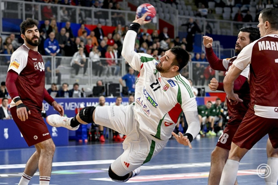 Bánhidi Bence (k), valamint a katari Nidal Ajsza (j2), Zarko Markovic (j) és Amin Zakkar (b) a férfi kézilabda-világbajnokság középdöntőjében, a II. csoport harmadik fordulójában játszott Katar - Magyarország mérkőzésen Varasdon, a Varazdin Arenában 2025. január 25-én. MTI/Illyés Tibor