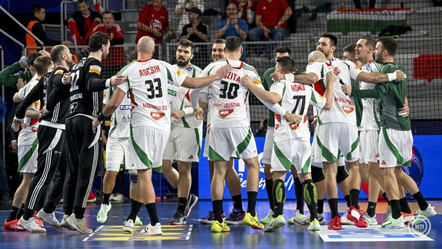 A győztes magyar válogatott tagjai ünnepelnek a férfi kézilabda-világbajnokság középdöntőjében, a II. csoport harmadik fordulójában játszott Katar - Magyarország mérkőzés után Varasdon, a Varazdin Arenában 2025. január 25-én. A magyar válogatott 29-23-ra győzött és bejutott a negyeddöntőbe. MTI/Illyés Tibor