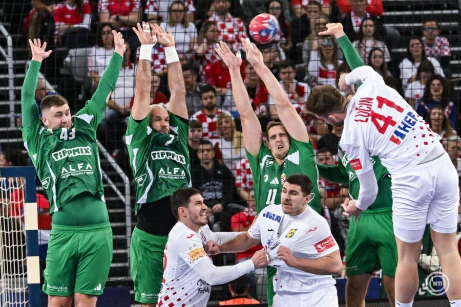Tin Lucin (j), a horvát, valamint Ilic Zoran (b), Sipos Adrián (b2) és Ligetvári Patrik (b4), magyar csapat játékosai a férfi kézilabda-világbajnokság negyeddöntőjében, a Horvátország - Magyarország mérkőzésen Zágrábban, a Zágráb Arénában 2025. január 28-án. MTI/Illyés Tibor