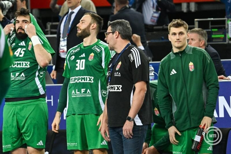 Rosta Miklós, Szita Kéroly, Chema Rodríguez, a magyar válogatott szövetségi kapitánya és Imre Bence (b-j) a férfi kézilabda-világbajnokság negyeddöntőjében, a Horvátország - Magyarország mérkőzésen után Zágrábban, a Zágráb Arénában 2025. január 28-án. A magyar válogatott 31-30-ra kikapott. MTI/Illyés Tibor