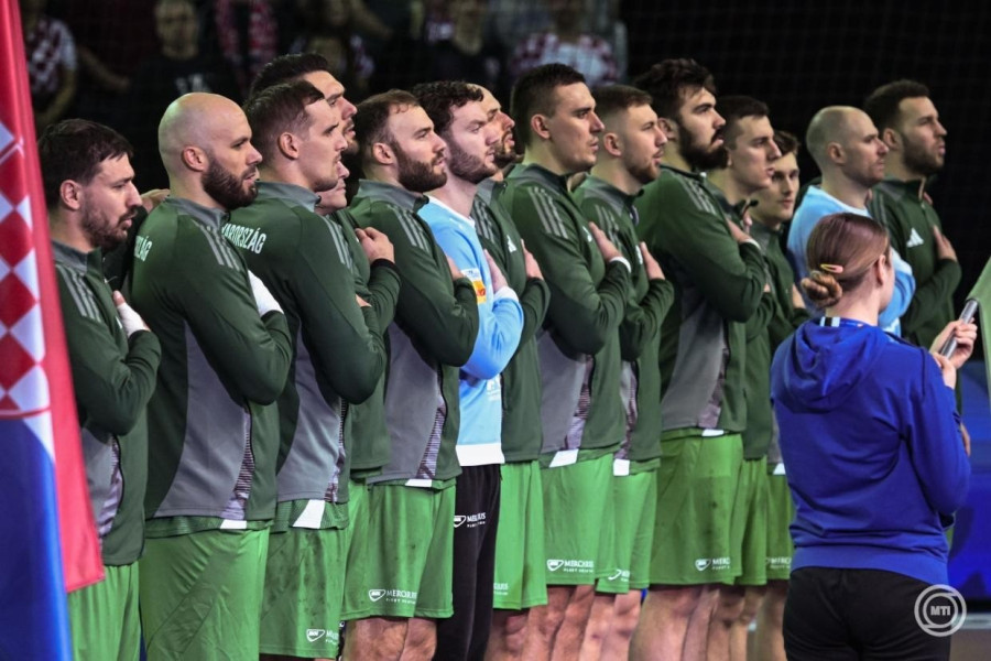 A magyar csapat játékosai a Himnuszt hallgatják a férfi kézilabda-világbajnokság negyeddöntőjében, a Horvátország - Magyarország mérkőzés kezdete előtt Zágrábban, a Zágráb Arénában 2025. január 28-án. MTI/Illyés Tibor