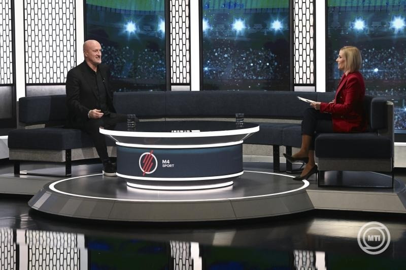 Marco Rossi, a magyar labdarúgó-válogatott szövetségi kapitánya interjút ad az M4 Sportnak az MTVA Kunigunda útjai stúdiójában 2025. január 29-én. Jobbról Berkesi Judit műsorvezető. MTI/Koszticsák Szilárd