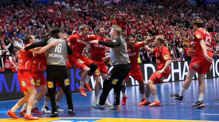 A dán válogatott tagjai ünnepelnek, miután győztek a férfi kézilabda-világbajnokság Dánia-Horvátország döntő mérkőzésén Oslóban 2025. február 2-án. MTI/AP/Darko Bandic
