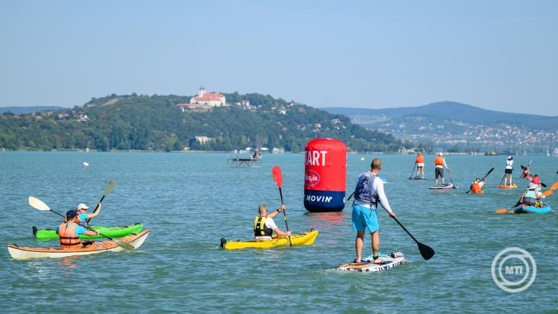 Résztvevők a Hervis Balaton-átevezés 8 kilométeres távján Zamárdi közelében 2024. július 27-én. MTI/Vasvári Tamás