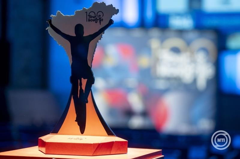 Trófea a százéves Tour de Hongrie országúti kerékpáros körverseny útvonalbemutató gáláján a Budapest Music Centerben 2025. február 4-én. MTI/Balogh Zoltán