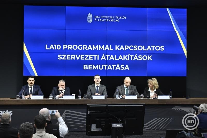 Tihany Viktor, a Honvédelmi Minisztérium sportért felelős államtitkárságának kommunikációs igazgatója, Bíró Péter, a Nemzeti Sportügynökség elnök-vezérigazgatója, Baji Balázs, a Nemzeti Sportfejlesztési és Módszertani Intézet főigazgatója, Schmidt Ádám, a Honvédelmi Minisztérium sportért felelős államtitkára és Soós Ágnes, az Országos Sportegészségügyi Intézet főigazgatója (b-j) az LA10 programmal kapcsolatos szervezeti átalakításokról tartott sajtótájékoztatón a Puskás Aréna sajtótermében 2025. február 5-én. Megalakult a Nemzeti Sportfejlesztési és Módszertani Intézet, melynek vezetője Baji Balázs lett. Az LA10 program az éremtáblázaton az első 10 ország közé kerülést, vagy 10 aranyérem megszerzését tűzte ki célul a Los Angeles-i olimpián. MTI/Lakatos Péter