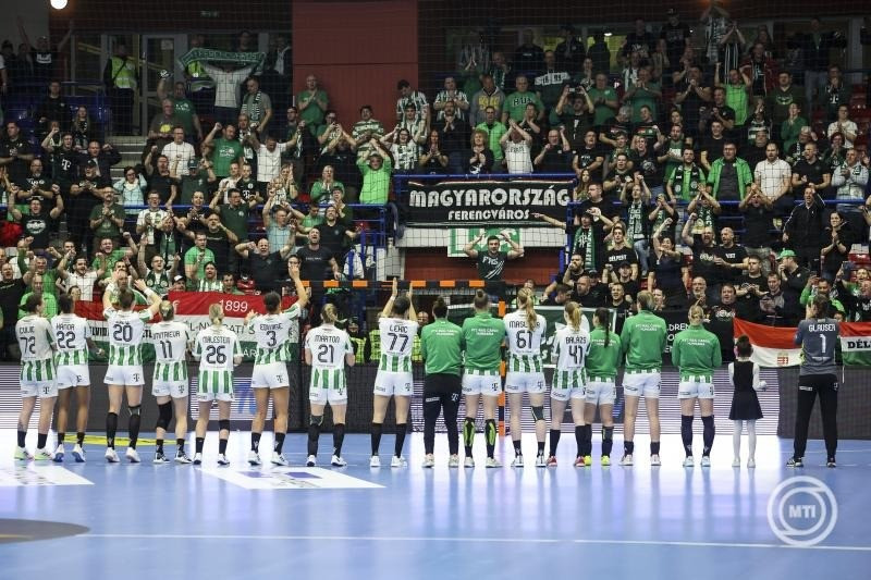 A győztes Ferencváros játékosai megköszönik a szurkolást a női kézilabda Bajnokok Ligája A csoportjának 12. fordulójában játszott FTC-Rail Cargo Hungaria - Storhamar HE mérkőzés után az Érd Arénában 2022. február 8-án. A magyar csapat 26-25-re nyert. MTI/Hegedüs Róbert