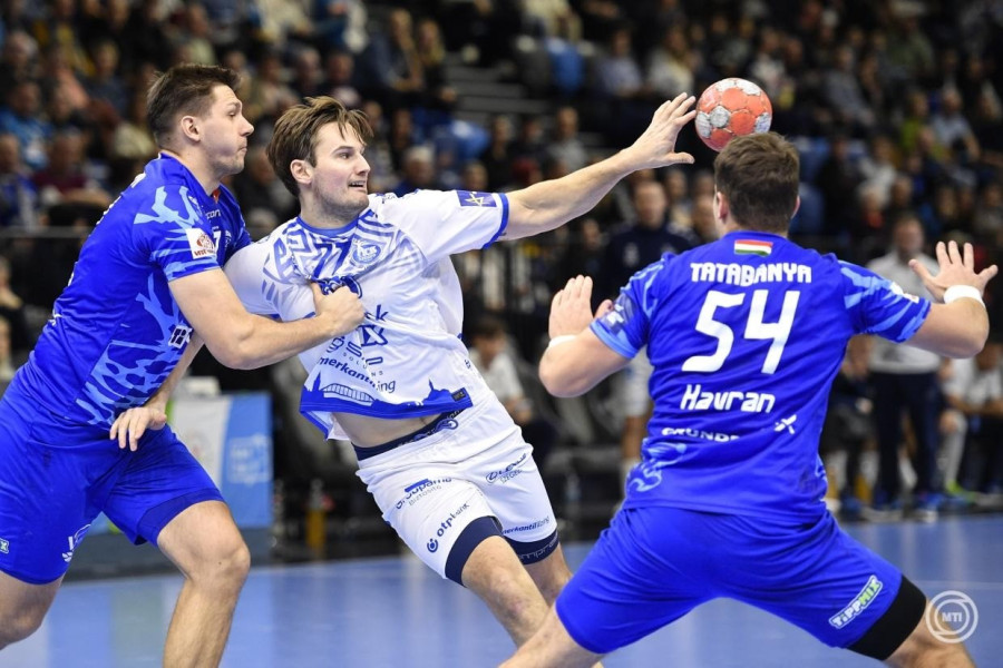 Magnus Abelvik Röd (közép), a Szeged, valamint Matej Havran (jobb) és Damian Przytula, a Tatabánya játékosai a férfi kézilabda NB I-ben játszott MOL Tatabánya KC - OTP Bank-Pick Szeged mérkőzésen a Tatabányai Multifunkcionális Sportcsarnokban 2025. február 8-án. MTI/Bodnár Boglárka