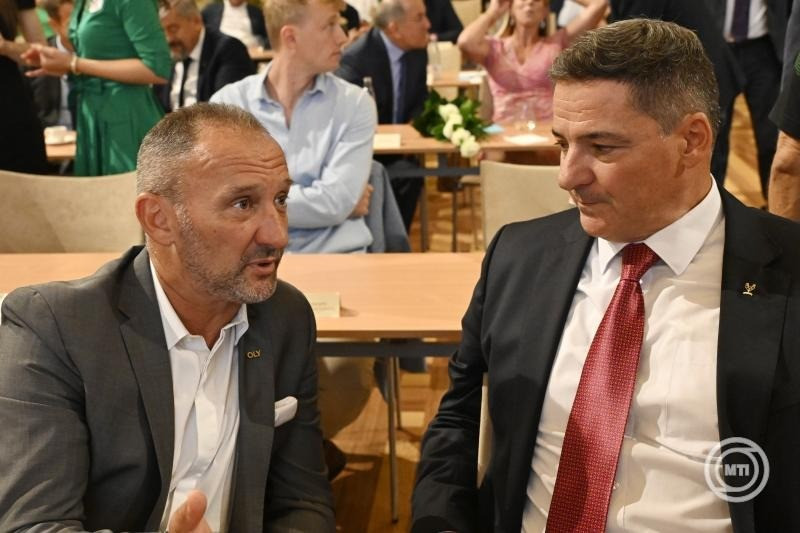 Kovács Kokó István olimpiai bajnok ökölvívó (b) és Gyulay Zsolt újraválasztott elnök a Magyar Olimpiai Bizottság tisztújító közgyűlésén a Pesti Vigadóban 2024. szeptember 7-én. MTI/Lakatos Péter