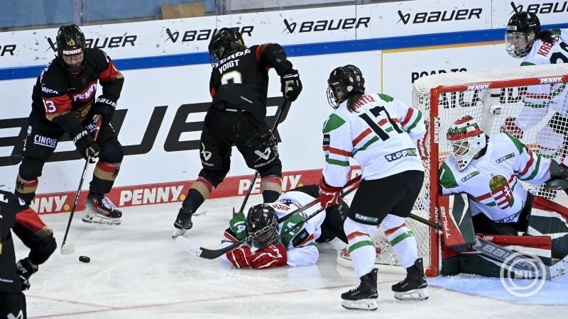Kreisz Emma (jobb), Németh Anikó kapus (jobb2), Mayer Fruzsina (jobb3) és Kiss-Simon Franciska (jobb4) valamint a német Svenja Voigt (bal2) és Luisa Welcke a női jégkorong olimpiai selejtező harmadik fordulójában játszott Németország - Magyarország mérkőzésen Bremerhavenben, a Bremerhaven Eisarenában 2025. február 9-én. MTI/Szigetváry Zsolt