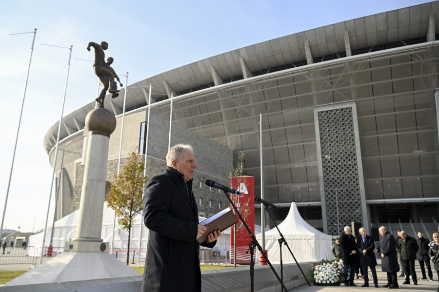 Sipos Jenõ, a Magyar Labdarúgó Szövetség (MLSZ) szóvivõje beszédet mond a Magyar Labdarúgás Napja alkalmából tartott koszorúzáson az MLSZ centenáriumi emlékmûvénél, a Puskás Aréna mellett 2024. november 25-én. A Magyar Labdarúgás Napját annak emlékére tartják, hogy a magyar labdarúgó Aranycsapat 1953-ban ezen a napon gyõzte le Londonban 6:3 arányban a hazai pályán addig veretlen angol válogatottat. MTI/Koszticsák Szilárd