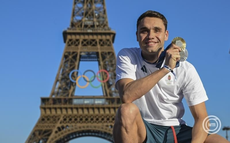 Párizs 2024 - Úszás Párizs, 2024. augusztus 5. Milák Kristóf, a 100 méteres pillangóúszás aranyérmese, olimpiai bajnoka és a 200 méteres pillangóúszás ezüstérmese a 2024-es párizsi nyári olimpián a Trocadéro téren a Bajnokok Parkjában 2024. augusztus 5-én. MTI/Illyés Tibor