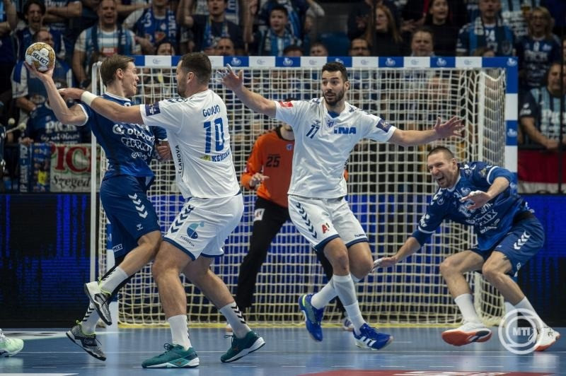 Janus Smárason (b) és Gleb Kalaras (j), a Szeged, valamint Zvonimir Srna (b2) és Ante Grbavac (b3), a Zagreb játékosai a férfi kézilabda Bajnokok Ligája csoportkörében, a tizenegyedik fordulóban játszott OTP Bank-Pick Szeged - PPD Zagreb mérkőzésen a szegedi Pick Arénában 2025. február 12-én. MTI/Ujvári Sándor
