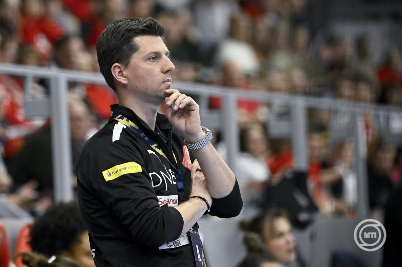 Hlavaty Tamás, a norvég csapat vezetőedzője a női kézilabda Bajnokok Ligája negyeddöntőjébe jutásért játszott DVSC Schaeffler - Vipers Kristiansand mérkőzésen a debreceni Hódos Imre rendezvénycsarnokban 2024. március 17-én. A debreceni csapat 29-28-ra kikapott a címvédő Vipers Kristiansandtól a negyeddöntőbe jutásért zajló párharc első mérkőzésén. MTI/Czeglédi Zsolt