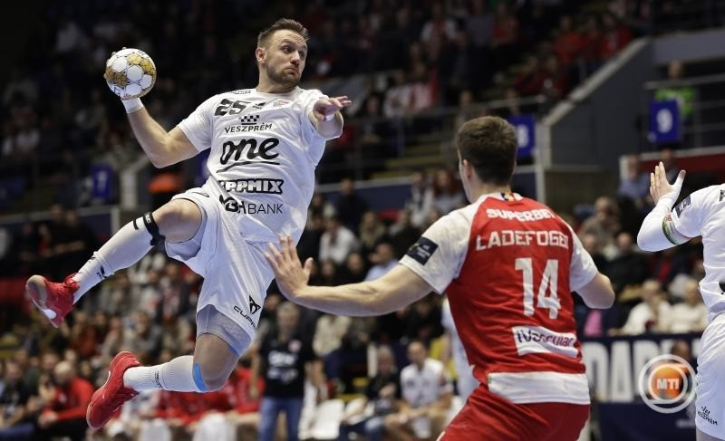 Luka Cindric, a One Veszprém (bal) és Frederik Ladefoged Blazejewicz, a Dinamo Bucuresti (jobb) játékosa a férfi kézilabda Bajnokok Ligája B csoportjának utolsó, 11. fordulójában játszott Dinamo Bucuresti-One Veszprém mérkőzésen Bukarestben 2025. február 13-án. MTI/EPA/Robert Ghement