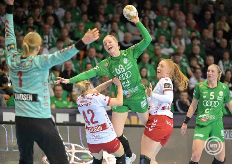 Dione Housheer (k) és Linn Blohm (j) a Győri ETO és Sofia Hvenfelt (j2), a HB Ludwigsburg játékosa a női kézilabda Bajnokok Ligája B csoportjának 13. fordulójában játszott Győri Audi ETO KC - HB Ludwigsburg mérkőzésen az Audi Aréna Győr sportcsarnokban 2025. február 16-án. MTI/Krizsán Csaba