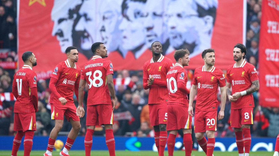 Szoboszlai Dominik, a Liverpool játékosa (8) és csapattársai az angol elsõ osztályú labdarúgó-bajnokságban játszott Liverpool-Wolverhampton Wanderers mérkõzés elõtt a liverpooli Anfield Road-i Stadionban 2025. február 16-án.MTI/AP/Ian Hodgson