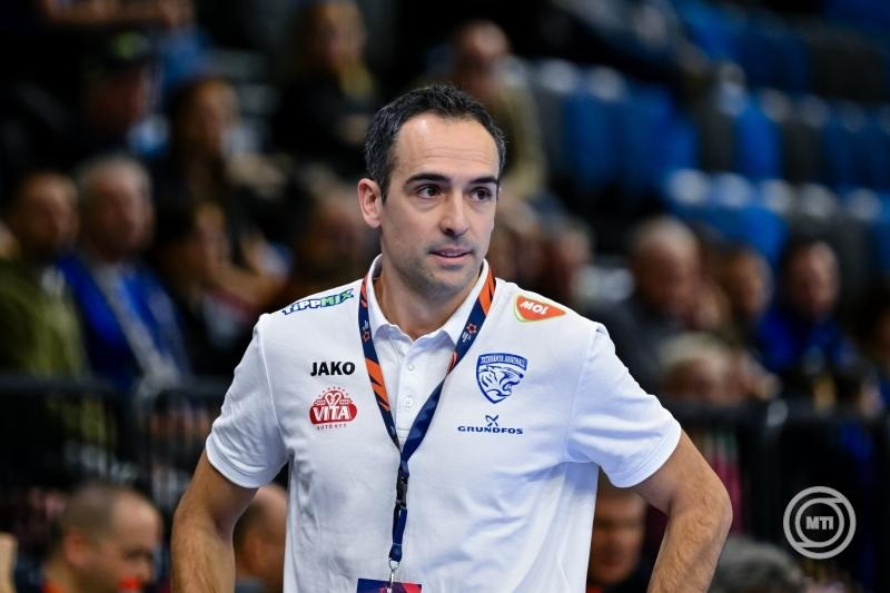 Cristian Ugalde, MOL Tatabánya KC vezetőedzője a férfi kézilabda Európa-liga csoportkörében játszott MOL Tatabánya KC - MRK Sesvete mérkőzésen a Tatabányai Multifunkcionális Csarnokban 2024. november 26-án. MTI/Vasvári Tamás