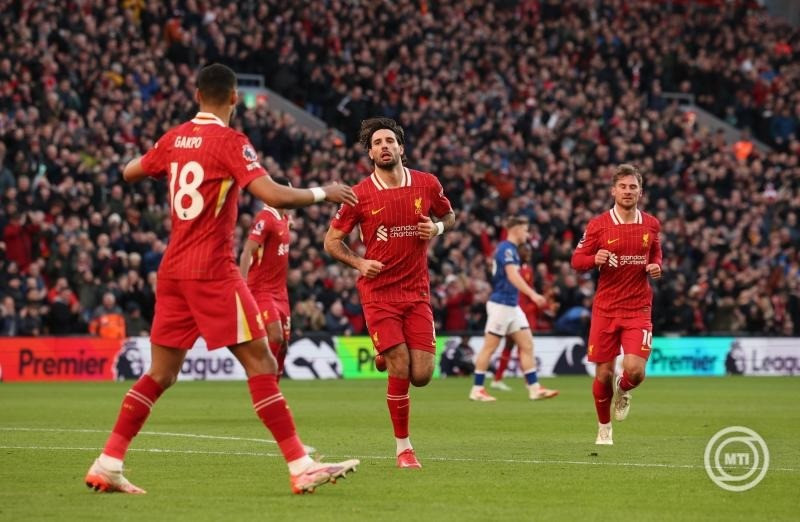 Szoboszlai Dominik, a Liverpool játékosa (k) ünnepli gólját az angol első osztályú labdarúgó-bajnokság Liverpool-Ipswich Town mérkőzésen a liverpooli Anfield Road-i Stadionban 2025. január 25-én. MTI/EPA/Adam Vaughan