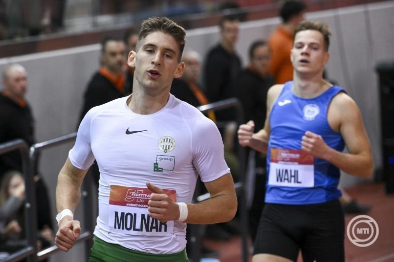 A későbbi győztes Molnár Attila (b) a fedettpályás atlétikai országos bajnokság férfi 200 méteres síkfutás versenyszámában a nyíregyházi atlétikai centrumban 2025. február 23-án. MTI/Czeglédi Zsolt