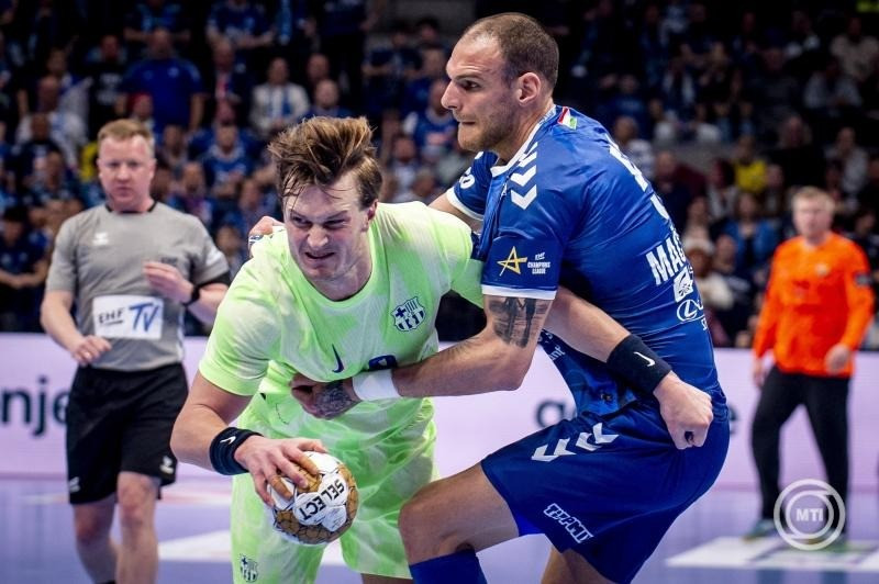 Borut Mackovsek, a Szeged (j) és Jonathan Carlsbogard, a Barcelona játékosa (b) a férfi kézilabda Bajnokok Ligája csoportkörében, a tizenharmadik fordulóban játszott OTP Bank-Pick Szeged - Barcelona mérkőzésen a szegedi Pick Arénában 2025. február 27-én. MTI/Ujvári Sándor