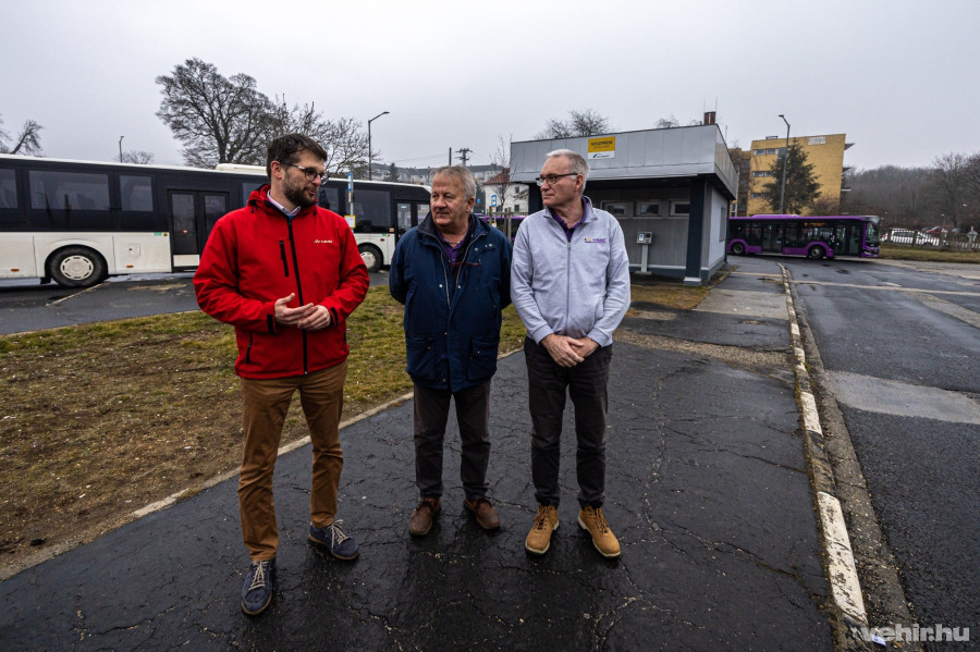 Polgári István (piros kabátban), mellette Farkas Péter és Stupián László