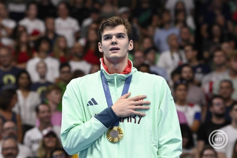 Az aranyérmes Kós Hubert a férfi 200 méteres hátúszás eredményhirdetésén a 2024-es párizsi nyári olimpián a Párizs melletti Nanterre-ben lévő Paris La Défense Arénában 2024. augusztus 1-jén. MTI/Kovács Tamás