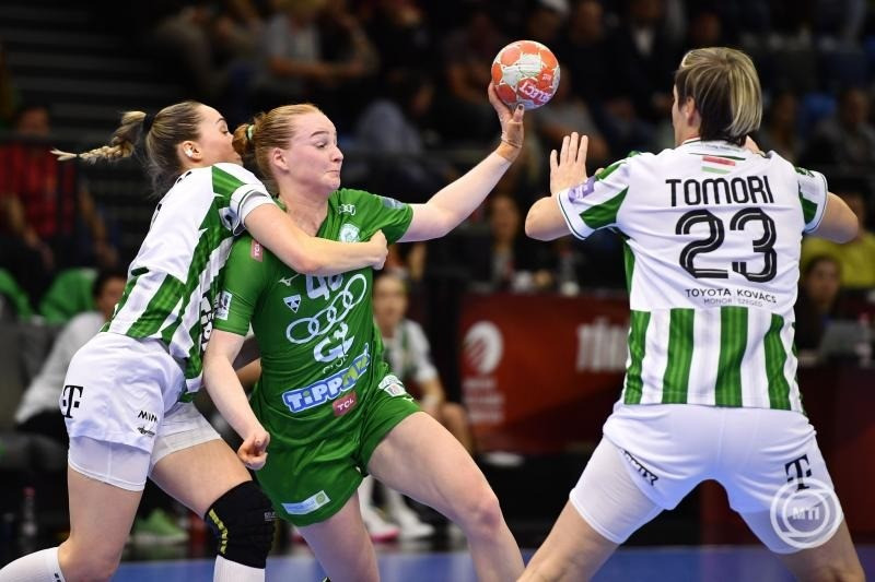 Dione Housheer, a Győri Audi ETO KC (k), valamint Tomori Zsuzsanna (b) és Márton Gréta, az FTC-Rail Cargo Hungaria játékosa a női kézilabda Magyar Kupa döntőjében játszott Győri Audi ETO KC - FTC-Rail Cargo Hungaria mérkőzésen a Tatabányai Multifunkciós Csarnokban 2025. március 2-án. MTI/Bodnár Boglárka