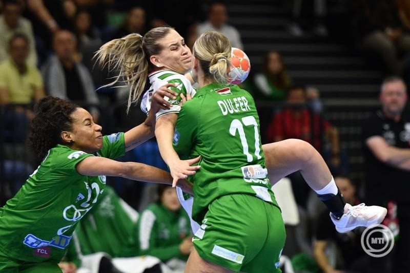 Klujber Katrin, az FTC-Rail Cargo Hungaria (k), valamint Kelly Dulfer (j) és Estelle Nze-Minko, a Győri Audi ETO KC játékosa a női kézilabda Magyar Kupa döntőjében játszott Győri Audi ETO KC - FTC-Rail Cargo Hungaria mérkőzésen a Tatabányai Multifunkciós Csarnokban 2025. március 2-án. MTI/Bodnár Boglárka