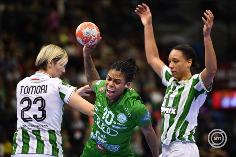 Bruna de Paula, a Győri Audi ETO KC (k), valamint Tomori Zsuzsanna (b) és Béatrice Edwige, az FTC-Rail Cargo Hungaria játékosa a női kézilabda Magyar Kupa döntőjében játszott Győri Audi ETO KC - FTC-Rail Cargo Hungaria mérkőzésen a Tatabányai Multifunkciós Csarnokban 2025. március 2-án. MTI/Bodnár Boglárka