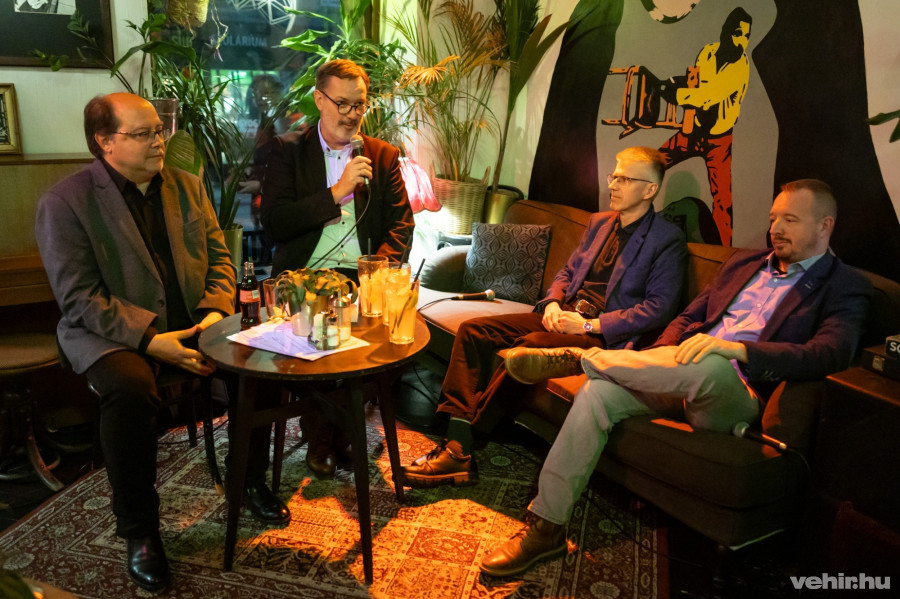 A beszélgetés résztvevői balról jopbbra: Kalmár Zoltán, Szentgyörgyi Szilárd, Czeglédi Sándor, Katona László