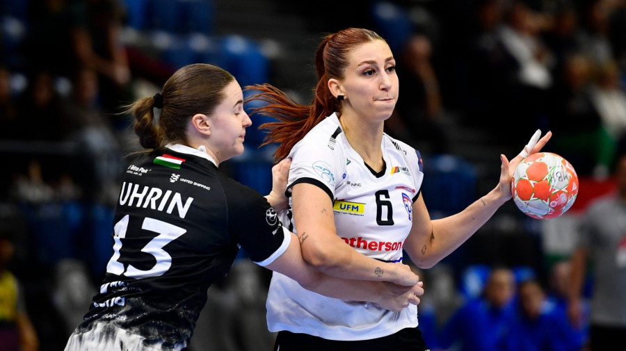 Albek Anna, a Motherson-Mosonmagyaróvári KC (j) és Uhrin Lili a Moyra-Budaörs játékosa a női kézilabda Magyar Kupa harmadik helyéért játszott Moyra-Budaörs - Motherson-Mosonmagyaróvári KC mérkőzésen a Tatabányai Multifunkciós Csarnokban 2025. március 2-án. MTI/Bodnár Boglárka