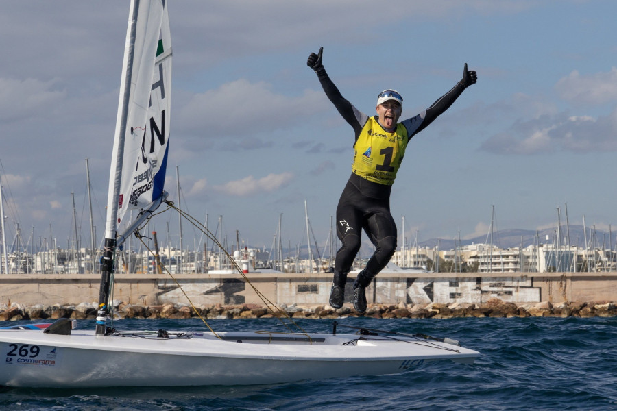 Érdi Mária ünnepel, miután megnyerte a vitorlázó ILCA (korábbi Laser) hajóosztály athéni Európa-bajnokságát 2024. február 23-án. MTI/EPA/ANA-MPA/Matias Capizzano